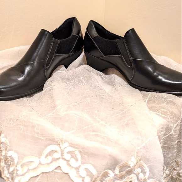 Earth Origins black leather shoes with arch support built in. - Picture 7 of 8